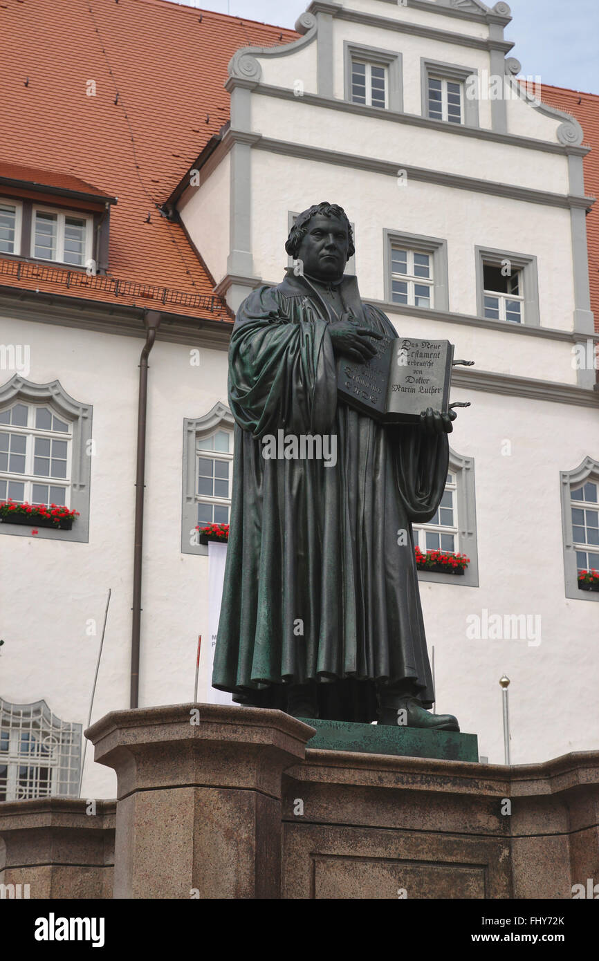 Statue von Martin Luther auf dem Marktplatz vor dem Rathaus, Wittenberg, Deutschland Stockfoto