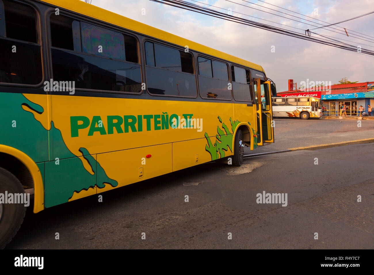 Ein Bus betritt den zentralen Busbahnhof "Terminal de Busse de Quepos in Quepos, Provinz Puntarenas, Costa Rica. Stockfoto