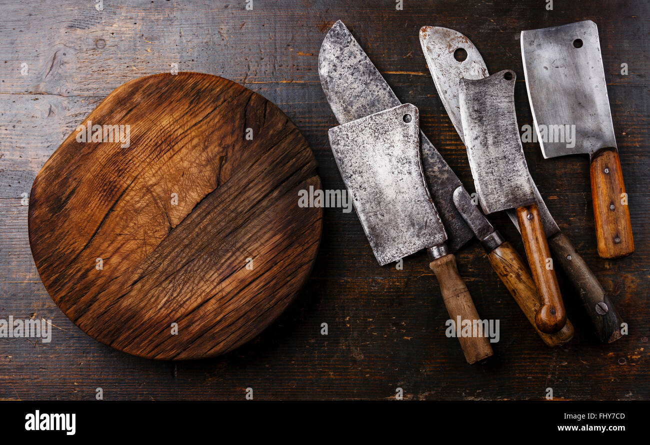 Metzgerei Fleisch Hackmesser große Koch Messer und Brett Hackklotz auf hölzernen Hintergrund Stockfoto