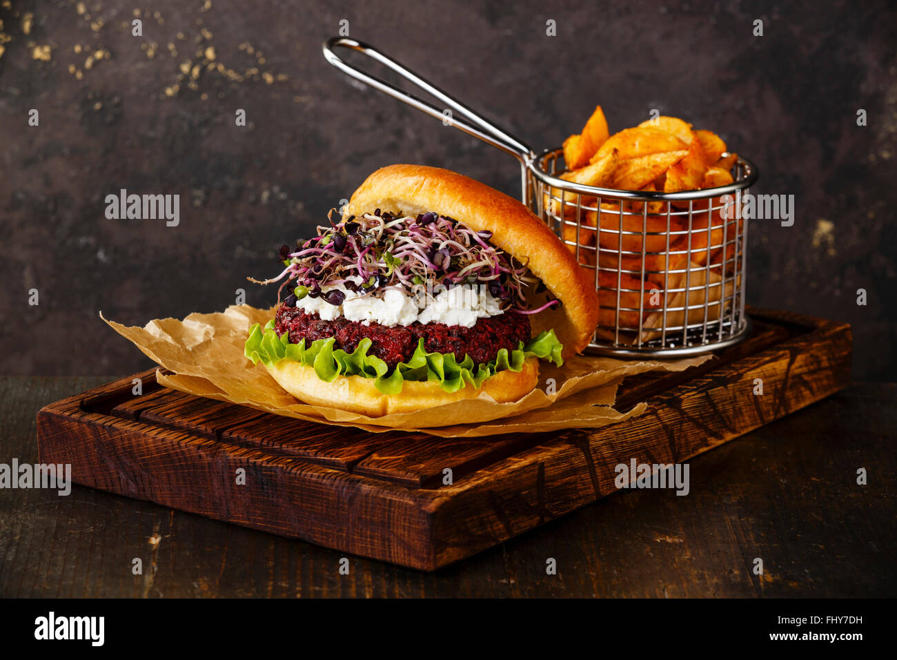 Rüben-Burger mit Weichkäse Radieschen Sprossen und Kartoffelspalten auf dunklem Hintergrund Stockfoto