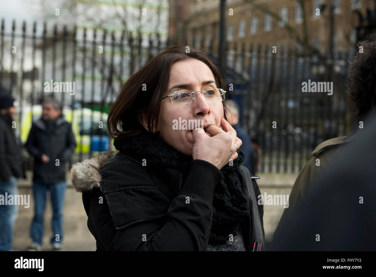 Frau pfeift während der kurdischen Demonstration außerhalb der Downing Street, London, UK. Stockfoto