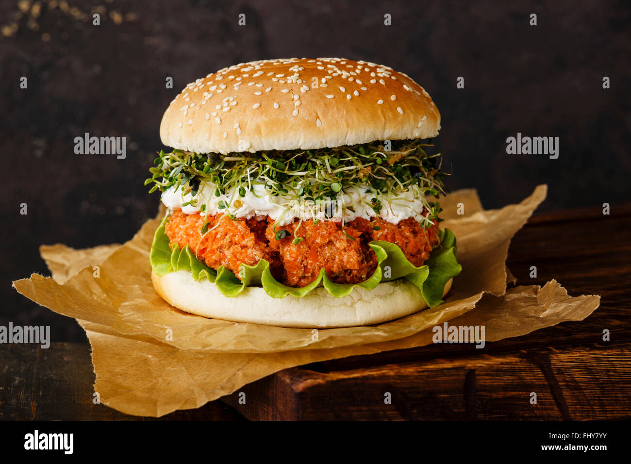 Karotte-Burger mit Klee Sprossen auf dunklem Hintergrund Stockfoto