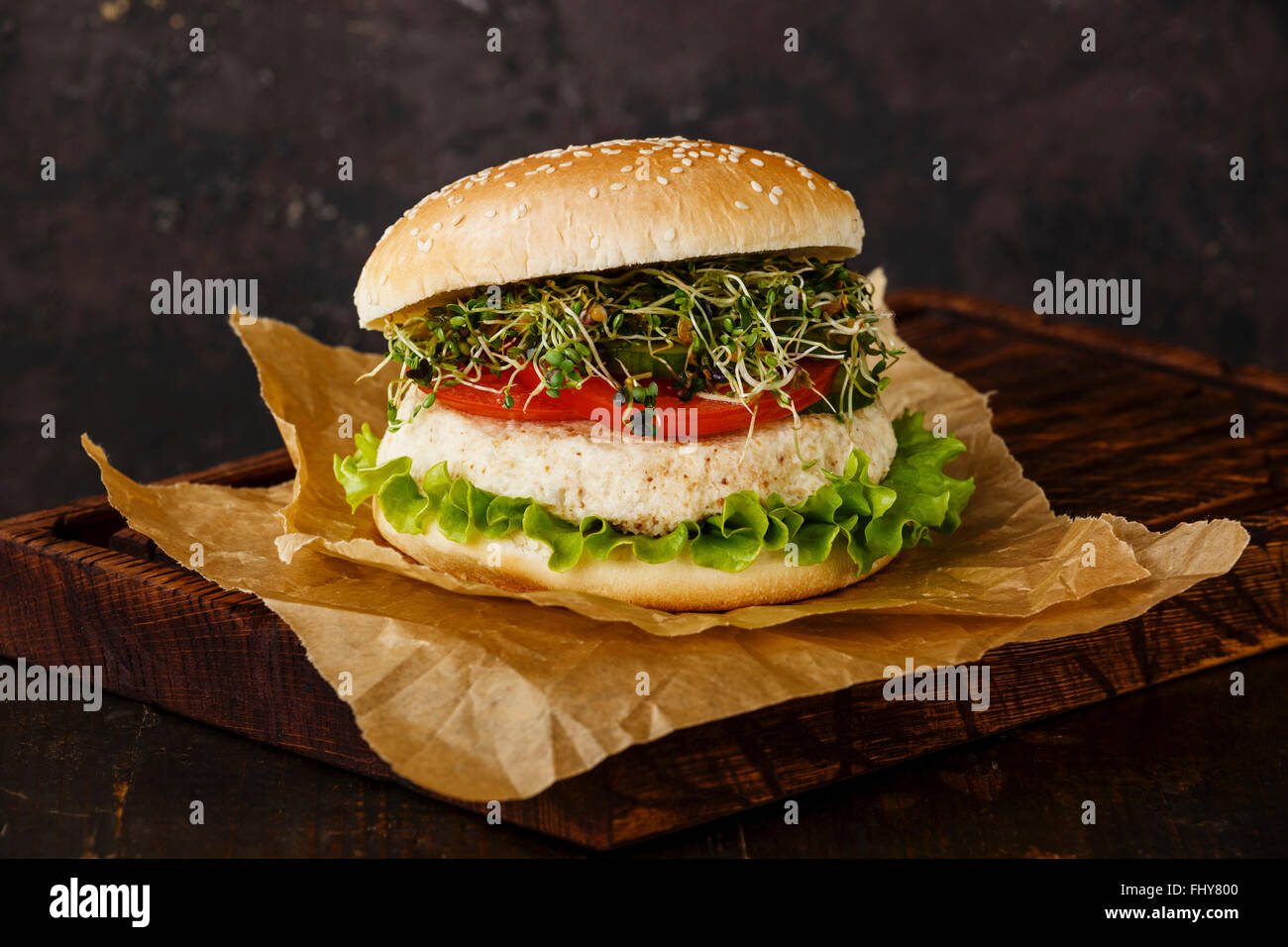 Blumenkohl-Burger mit Klee Sprossen auf dunklem Hintergrund Stockfoto