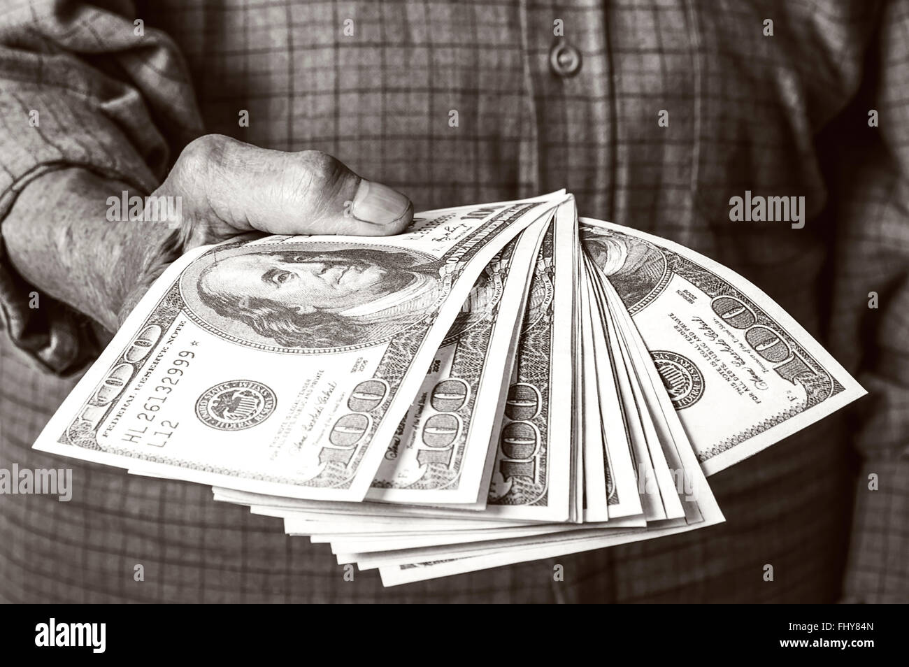 US-Dollar in älteren Hand. Selektiven Fokus. Stockfoto