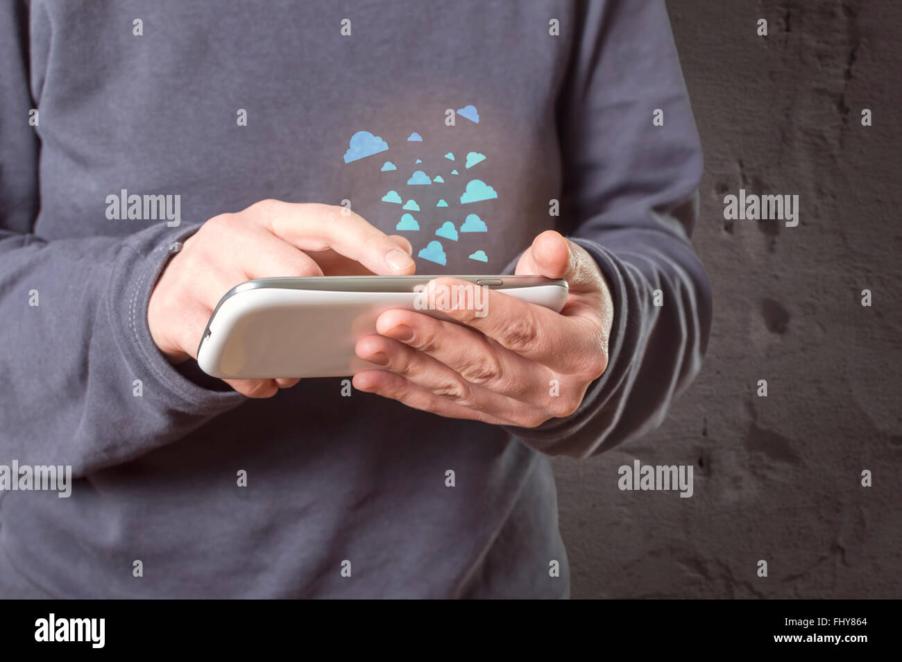 Hand, die Smart phone mit Cloud-Symbole. Selektiven Fokus Stockfoto