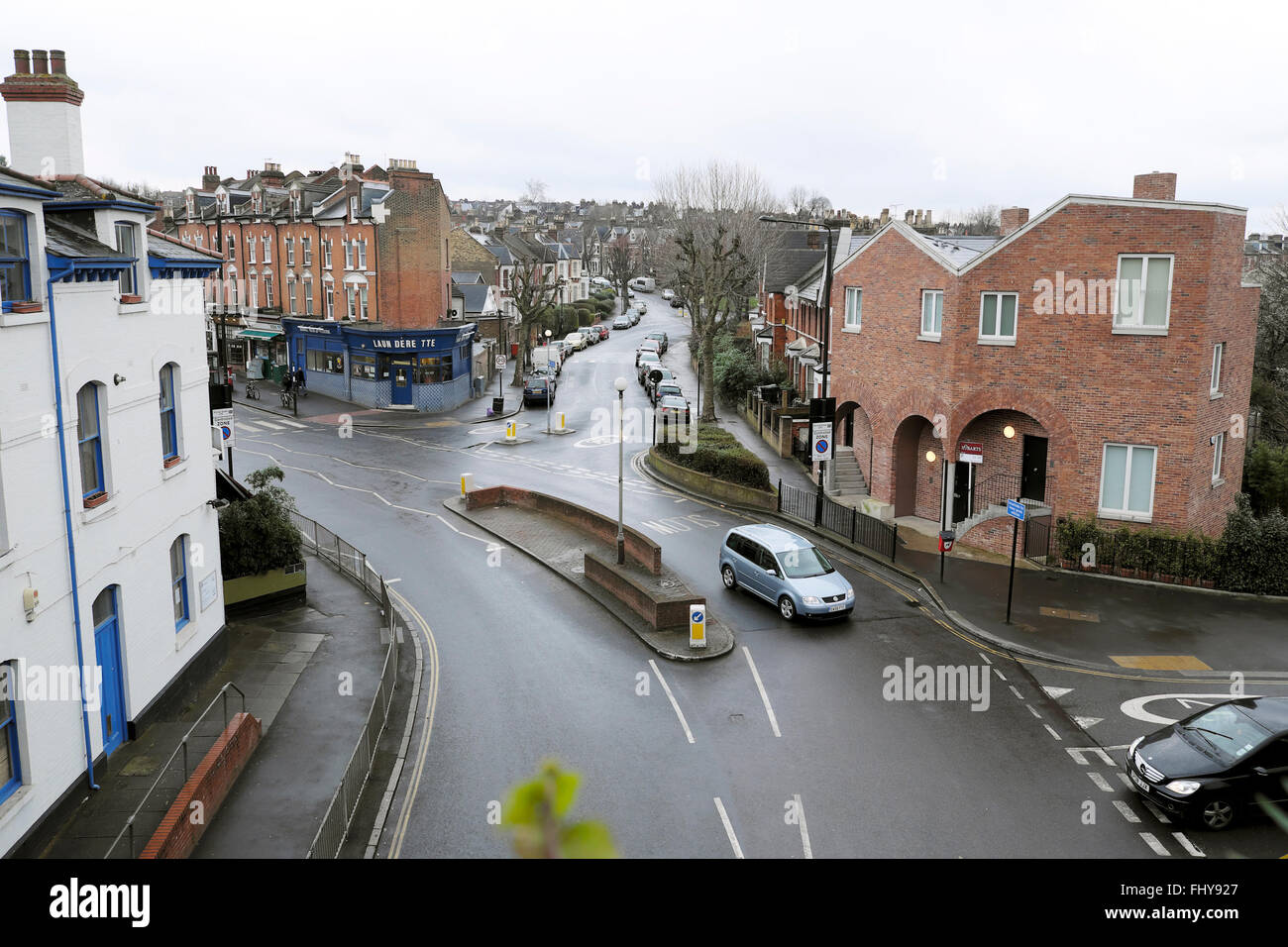 Blick auf die Kreuzung Ferme Park Rd und Stapleton Hall Road vom Parkland Walk im Winter London N4 Großbritannien KATHY DEWITT Stockfoto