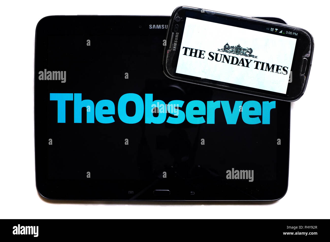 Die Logos von The Observer und The Sunday Times Zeitungen auf den Bildschirmen der ein Tablet und Smartphone angezeigt. Stockfoto