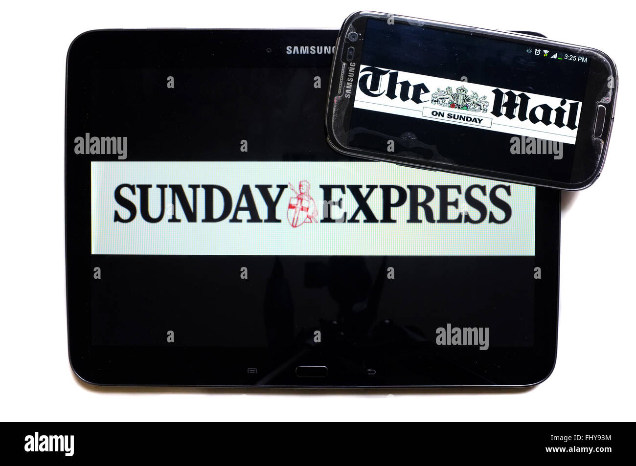 Die Logos von den Sunday Express und den Sunday Express Zeitungen auf den Bildschirmen der ein Tablet und Smartphone angezeigt. Stockfoto