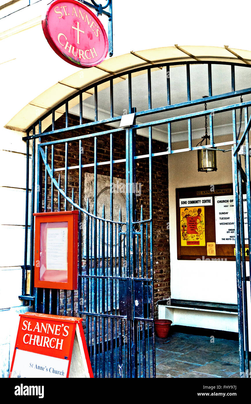 St. Anne Soho, London, wo Dorothy L. Sayers beigesetzt wird; Begräbniskirche von Dorothy L. Sayers, Dean street Stockfoto