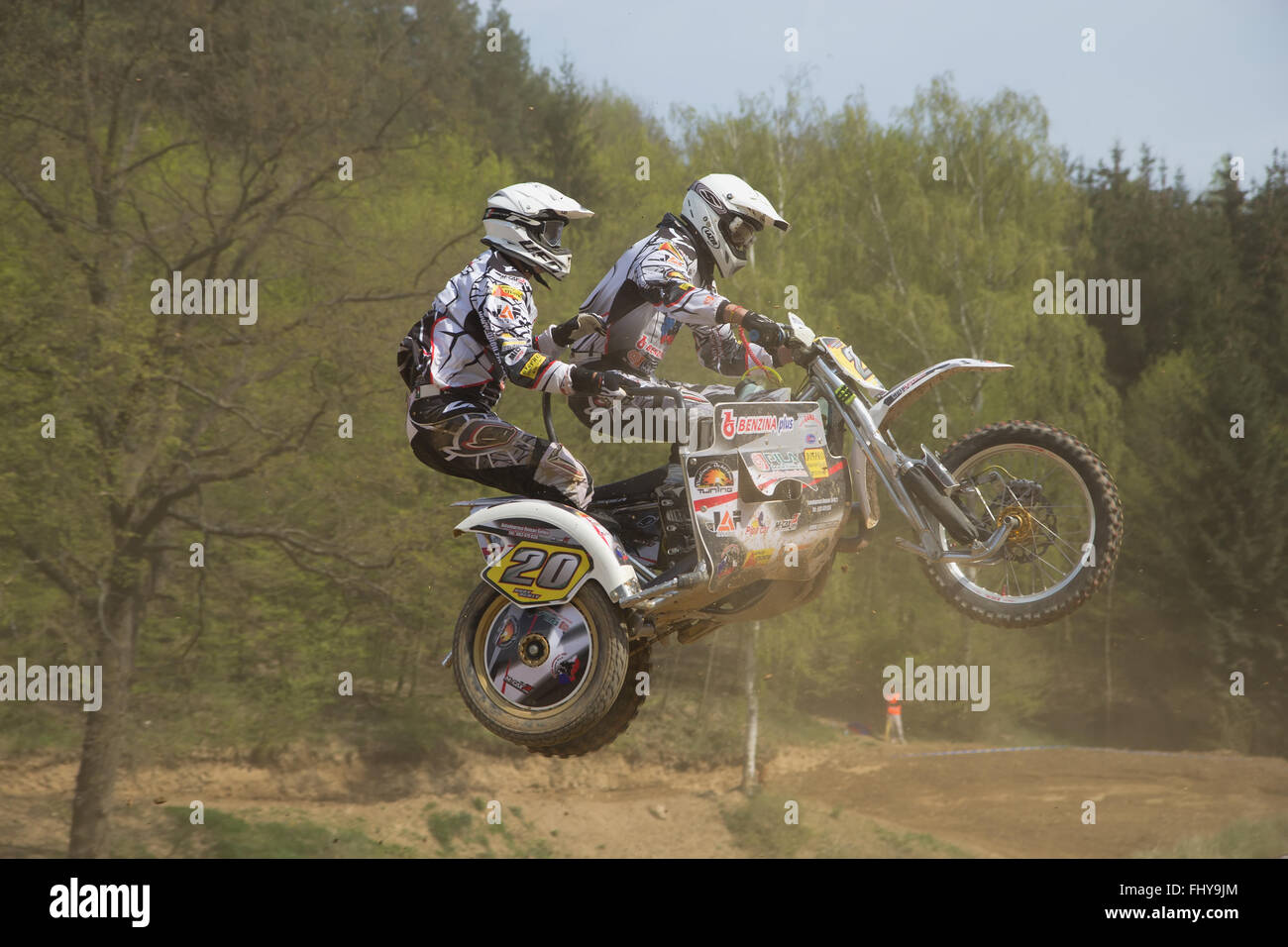 Zwei Fahrer in schwarz und weiß sind Beiwagen springen. Stockfoto