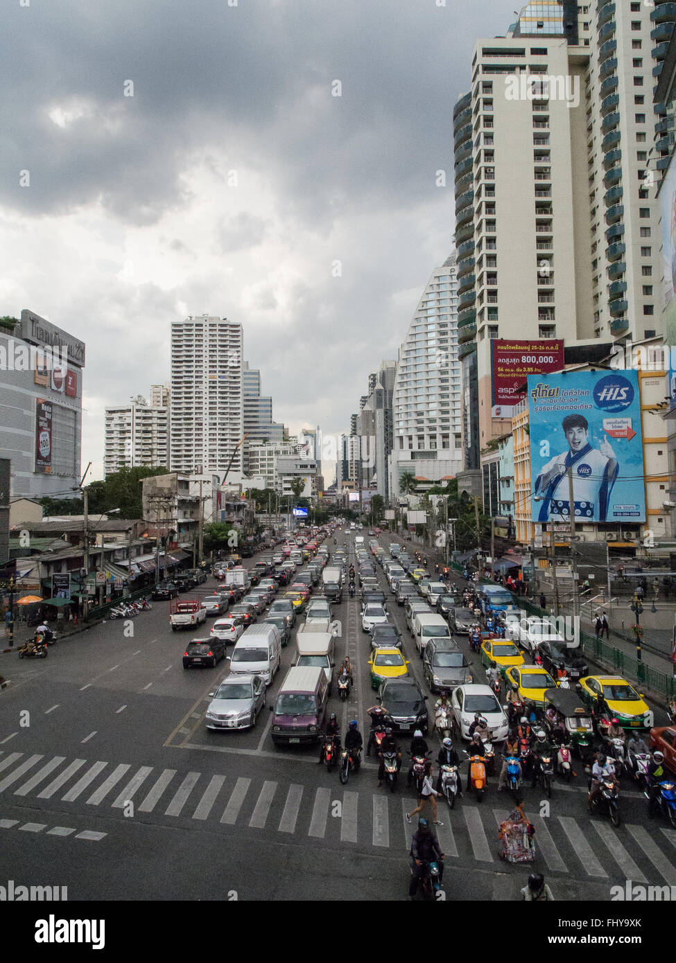 Verkehr an der Kreuzung Asoke und Sukhumvit Road, Bangkok Thailand Stockfoto
