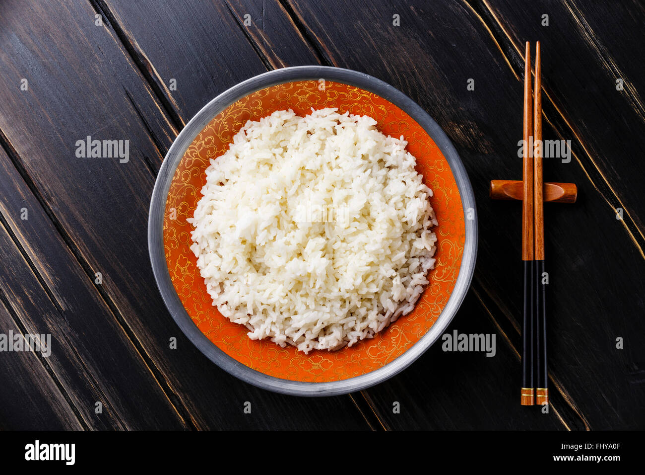 Krümelig Reis in Schüssel auf dunklem Holz Stockfoto