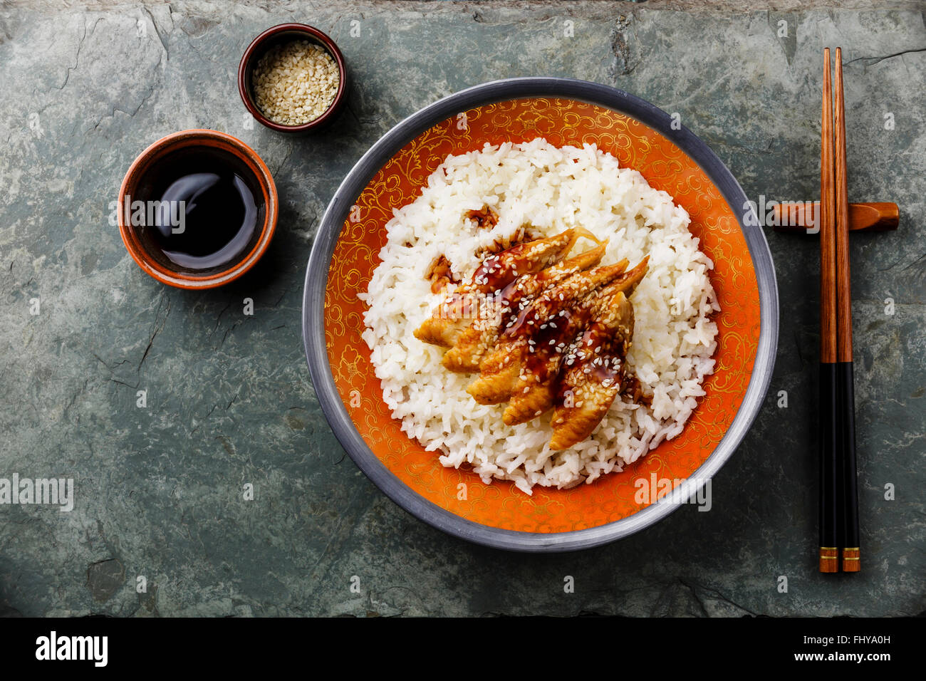 Aal mit Sauce und Sesam auf Reis auf Stein Schiefer Hintergrund Stockfoto