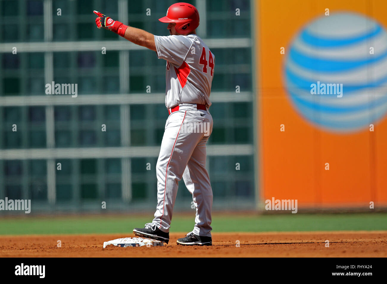 Houston, TX, USA. 26. Februar 2016. Houston erster Basisspieler Joe Davis #44 verweist zurück auf der Houston Einbaum nach der Kollision mit einem RBI double während der NCAA Baseball-Spiel zwischen Houston und Texas Tech von Minute Maid Park in Houston, Texas. Kredit-Bild: Erik Williams/Cal Sport Media. © Csm/Alamy Live-Nachrichten Stockfoto