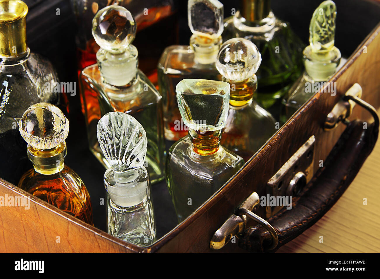 Vintage Glas des Parfüms in den alten Koffer Stockfoto
