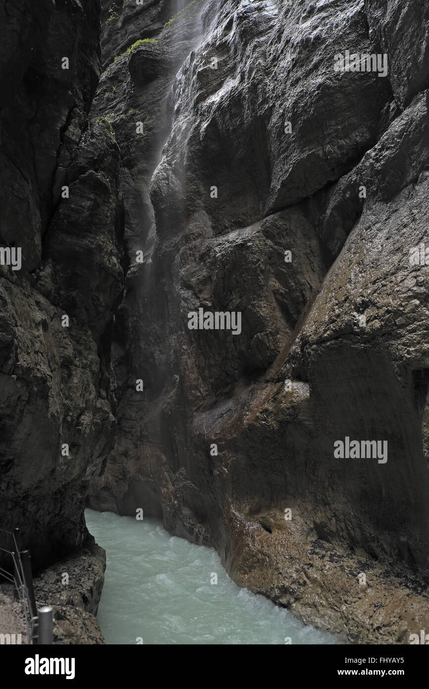 Wasserfall und Felswände der Partnachklamm, südlich von Garmisch - Partenkirchen, Bayern, Deutschland. Stockfoto