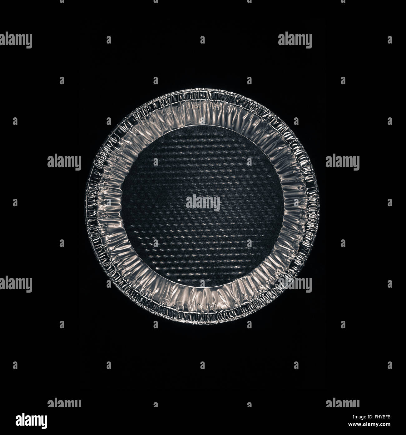 Aluminium-Pie-Tin isoliert auf einem schwarzen Hintergrund gut beleuchtet und im Studio gedreht Stockfoto