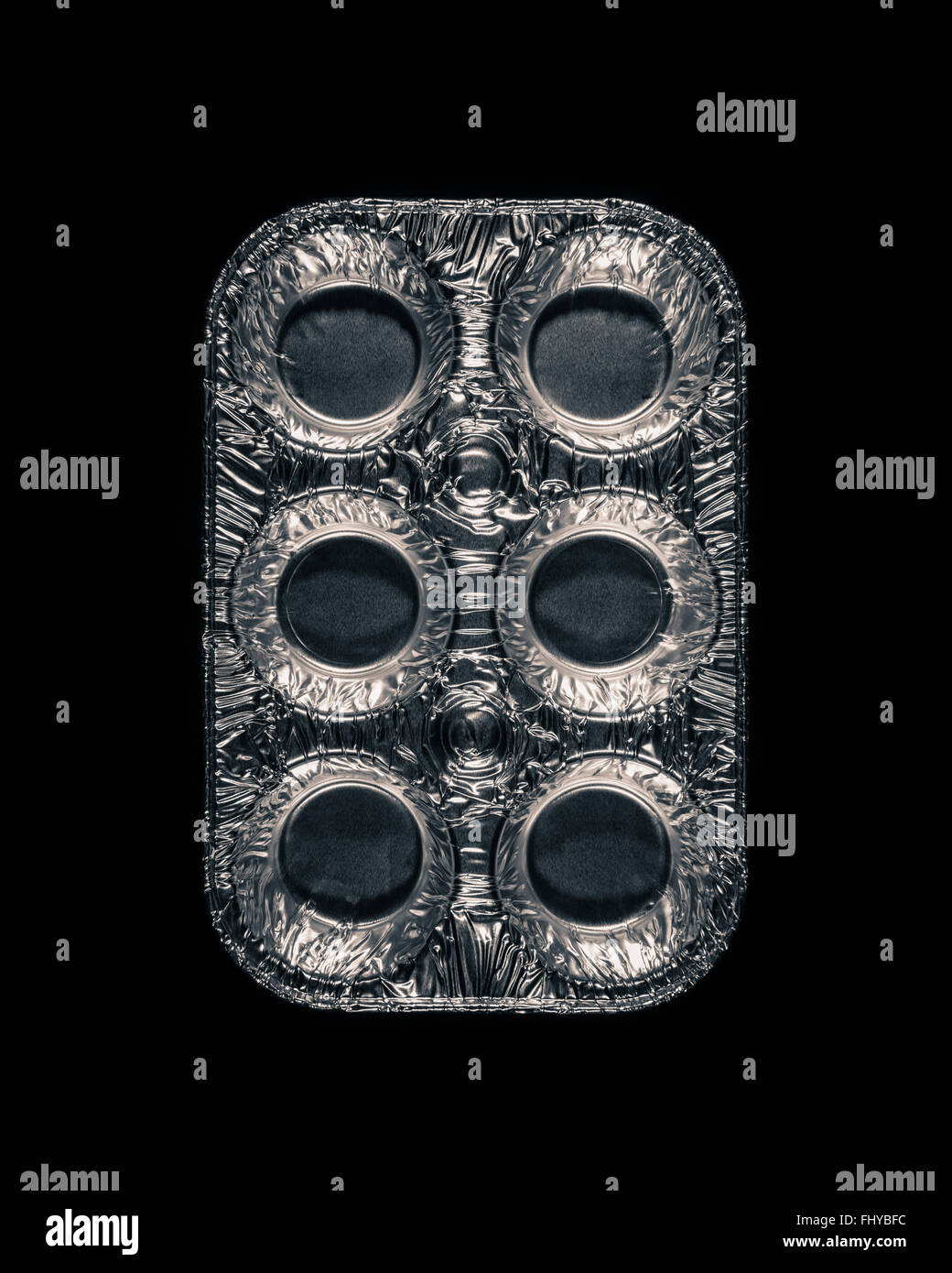 Aluminium-Muffinblech gut beleuchtet im Studio auf einem schwarzen Hintergrund isoliert Stockfoto