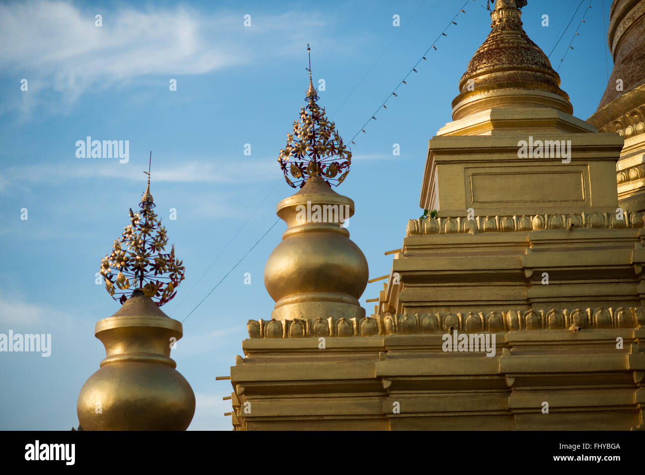 MANDALAY, Myanmar – die zentrale goldbedeckte Stupa der Kuthodaw-Pagode erhebt sich über dem Tempelkomplex. Dieses vergoldete Gebäude wurde 1857 während der Regierungszeit von König Mindon erbaut und dient als Mittelpunkt des Tempelgeländes, auf dem sich das größte Buch der Welt befindet. Die Stupa steht inmitten von 729 weißen Kyauksa-Gu mit Marmorplatten buddhistischer Schrift. Stockfoto