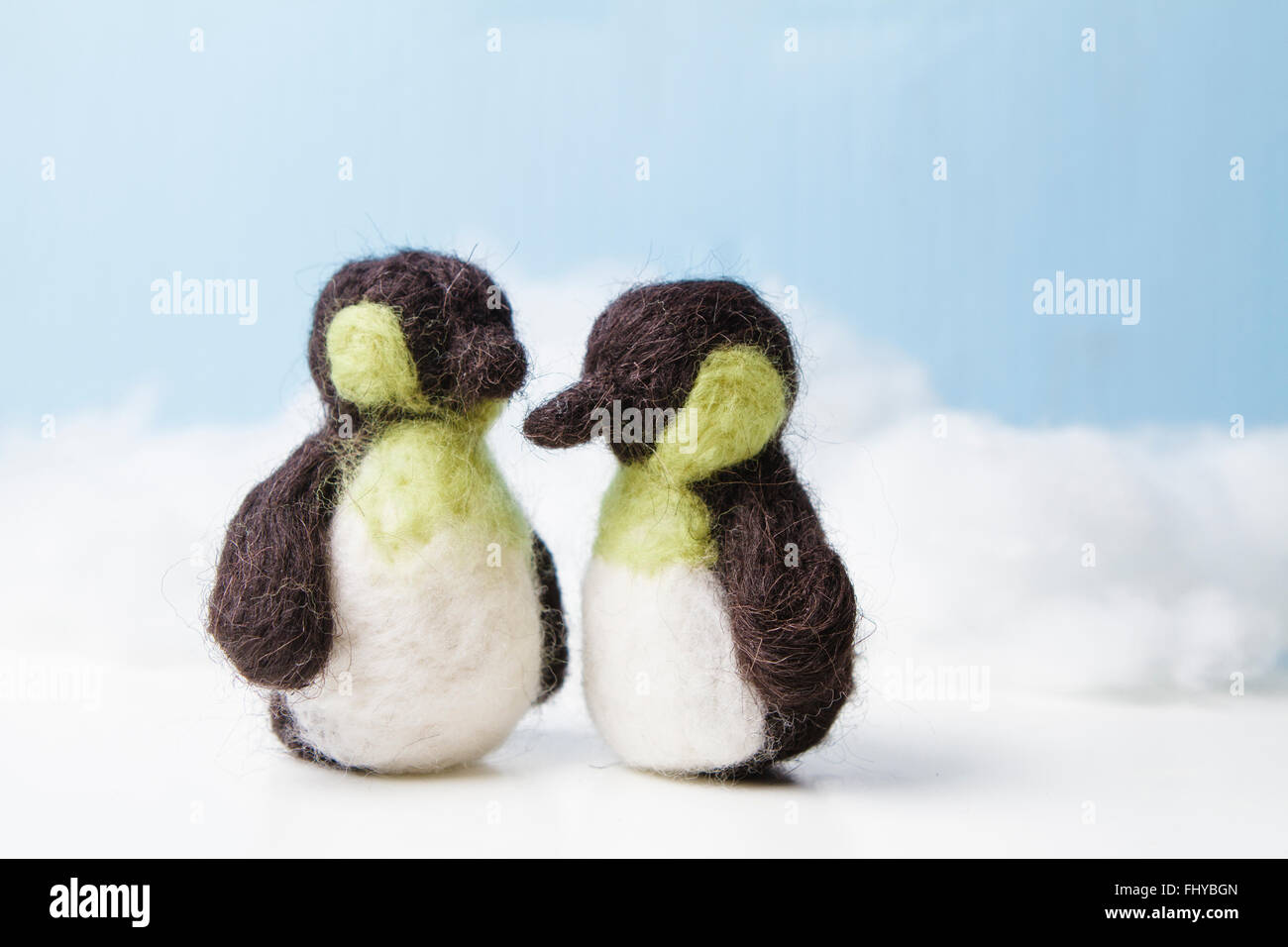 Zwei gefilzte Pinguine Stockfoto