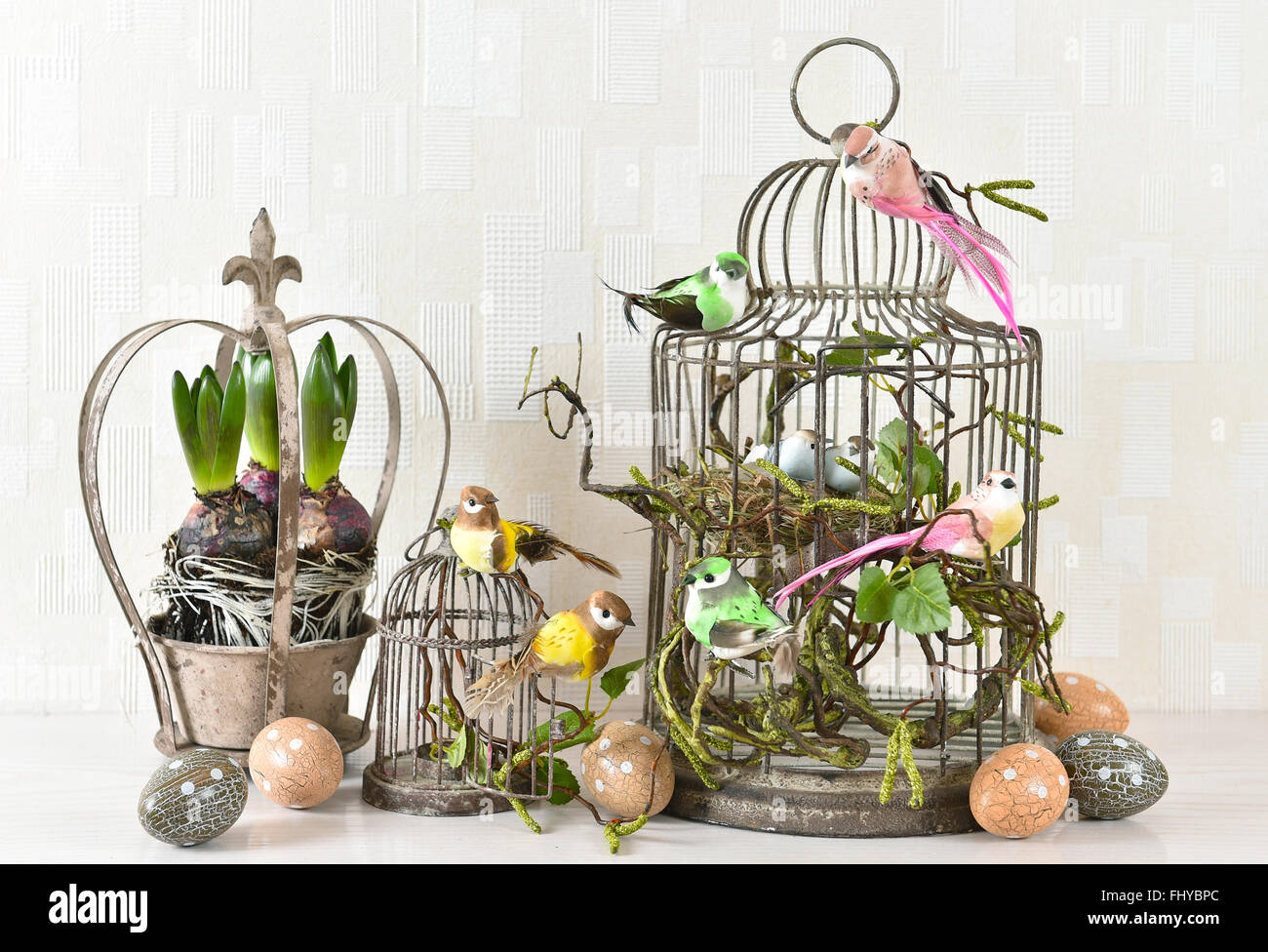 Oster-Deko mit Eiern, Vögel und Blumen Stockfoto