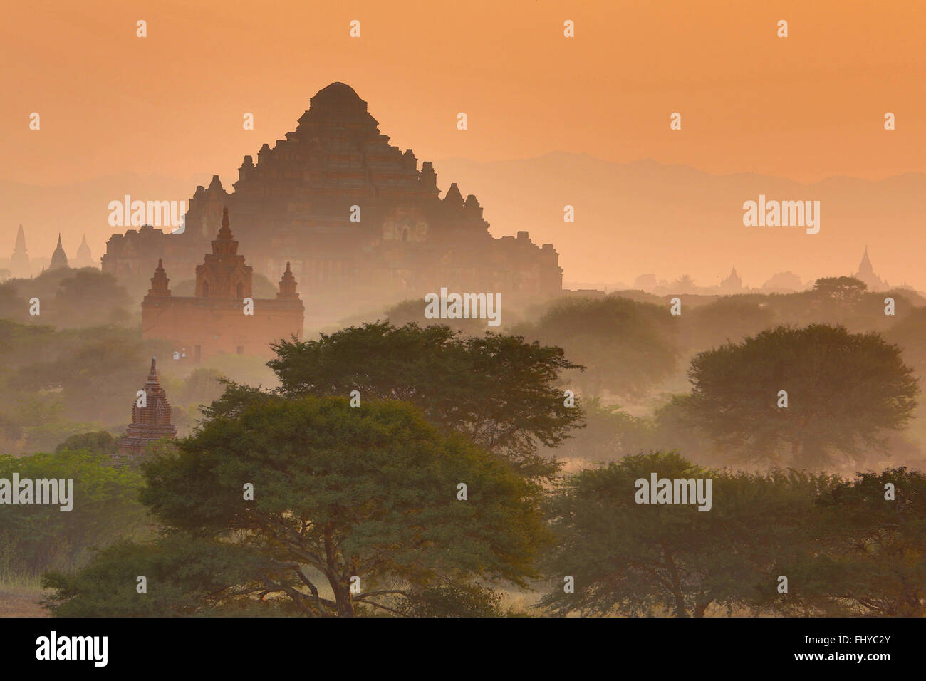 Dhammayangyi Pagaoda und Tempeln und Pagoden bei Sonnenuntergang auf der zentralen Ebene von Bagan, Myanmar (Burma) Stockfoto