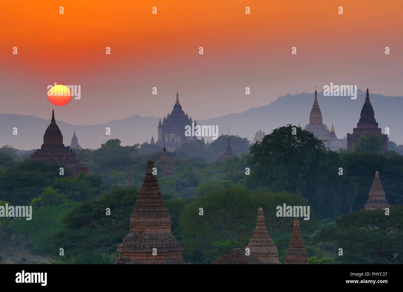 Thatbyinnyu Pagode und den Tempeln und Pagoden bei Sonnenuntergang auf der zentralen Ebene von Bagan, Myanmar (Burma) Stockfoto