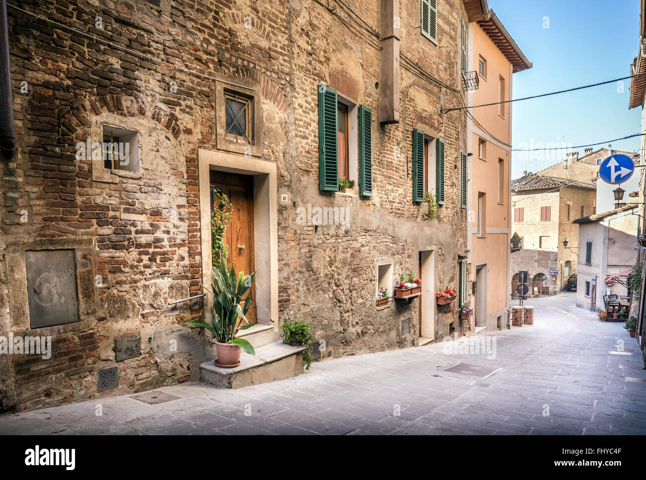 Fesselnde Straße der Altstadt von Montepulciano in der Toskana Stockfoto