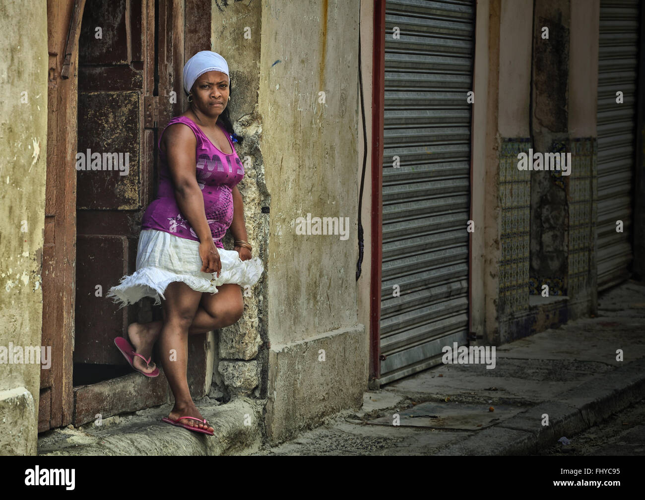 Straßenszene. Porträt von Afro-kubanischen Frauen vor der Tür ihres Hauses in Alt-Havanna, Kuba Stockfoto