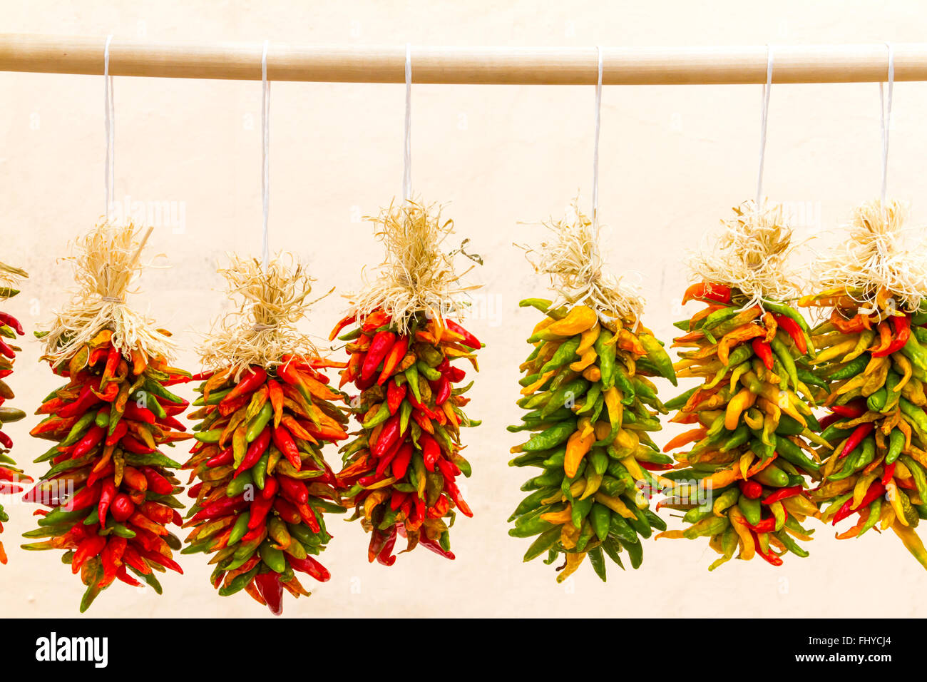 Hot Chile Pfeffer Ristras auf dem Markt südwestlichen tradition Stockfoto