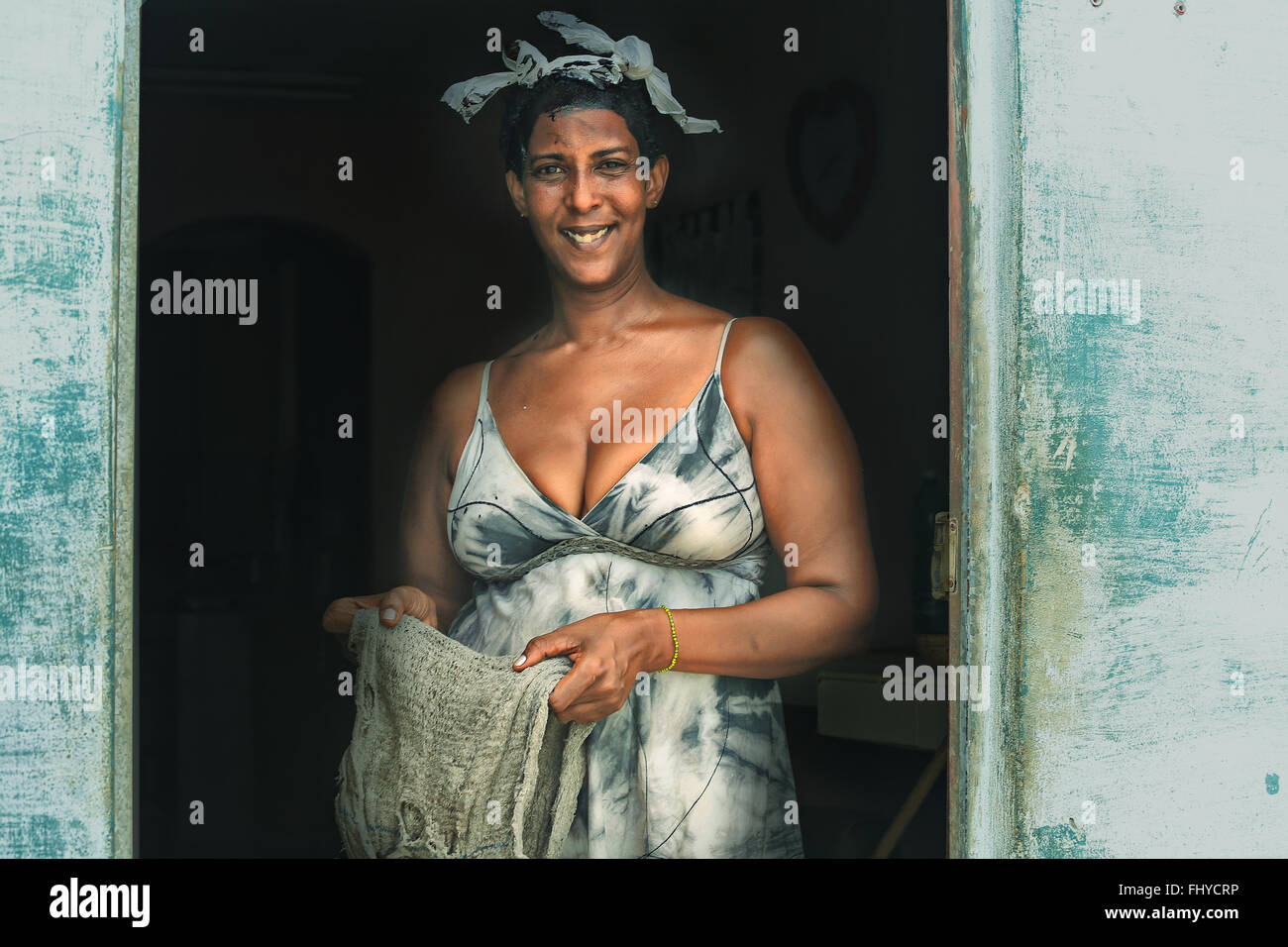 Porträt von lustigen kubanische Frauen an der Schwelle des Hauses auf der Straße in Havanna, Kuba Stockfoto