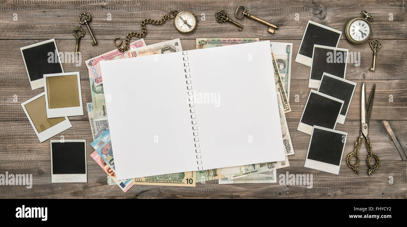 Öffnen Sie Reise-Journal, Polaroid-Foto-Rahmen, Kompass, Bargeld verschiedene Banknoten Stockfoto