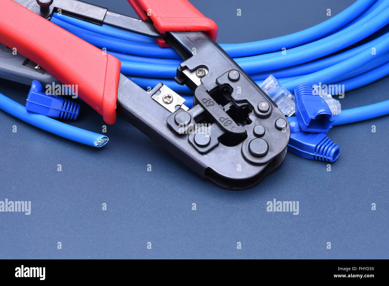 Crimp-Zange mit Kabel für Computer-Netzwerk Stockfoto