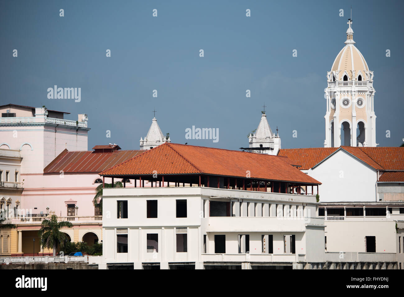 PANAMA CITY, Panama - historische Gebäude von Casco Viejo an der Küste von Panama City, Panama, Panama Bucht, von der Küste Beltway (Cinta Costera III) gesehen. Stockfoto