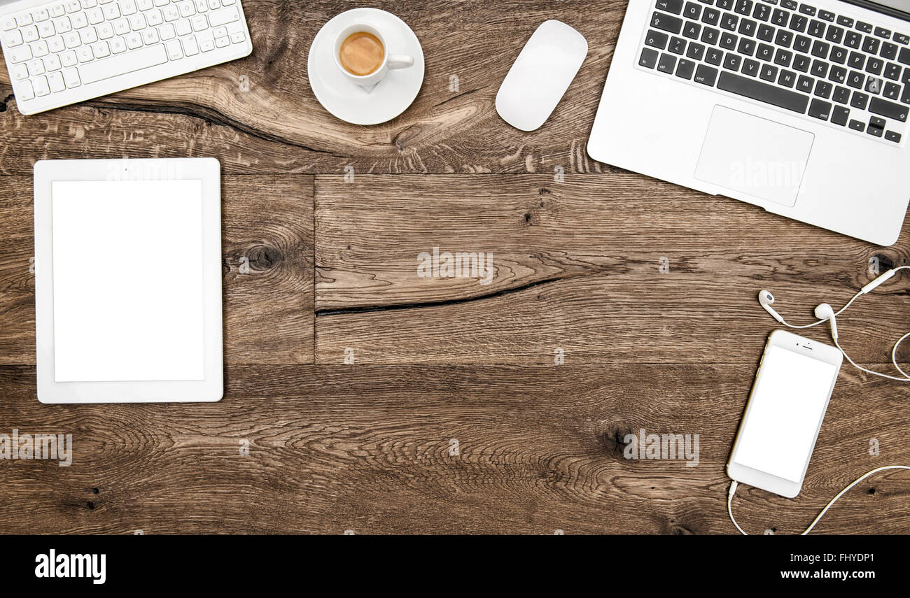 Arbeitsplatz mit Kaffee, digitale Tablet-pc, Laptop, Smartphone. Büro Schreibtisch aus Holz Hintergrund Stockfoto