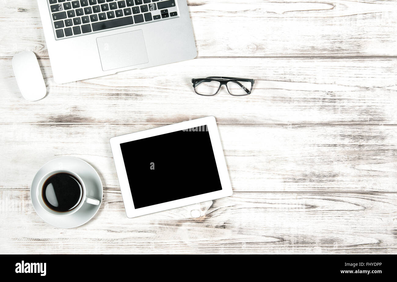 Laptop, Tabletpc, Tasse Kaffee. Business-Konzept. Home-Office-Arbeitsplatz Stockfoto