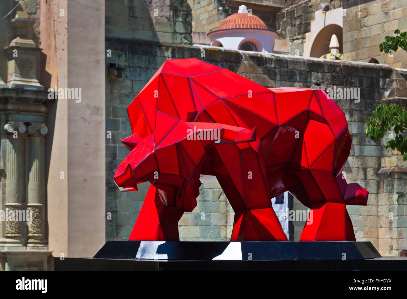 RED BULL Skulptur von FERNANDO ANDRIACCI auf dem Display vor der Kathedrale von Oaxaca - OAXACA, Mexiko Stockfoto