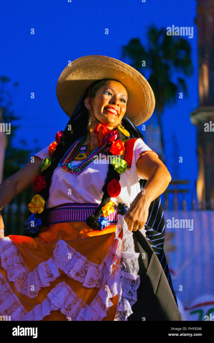 Tänzer im Jardin oder Central Square während der jährlichen FOLK DANCE FESTIVAL - SAN MIGUEL DE ALLENDE, Mexiko Stockfoto