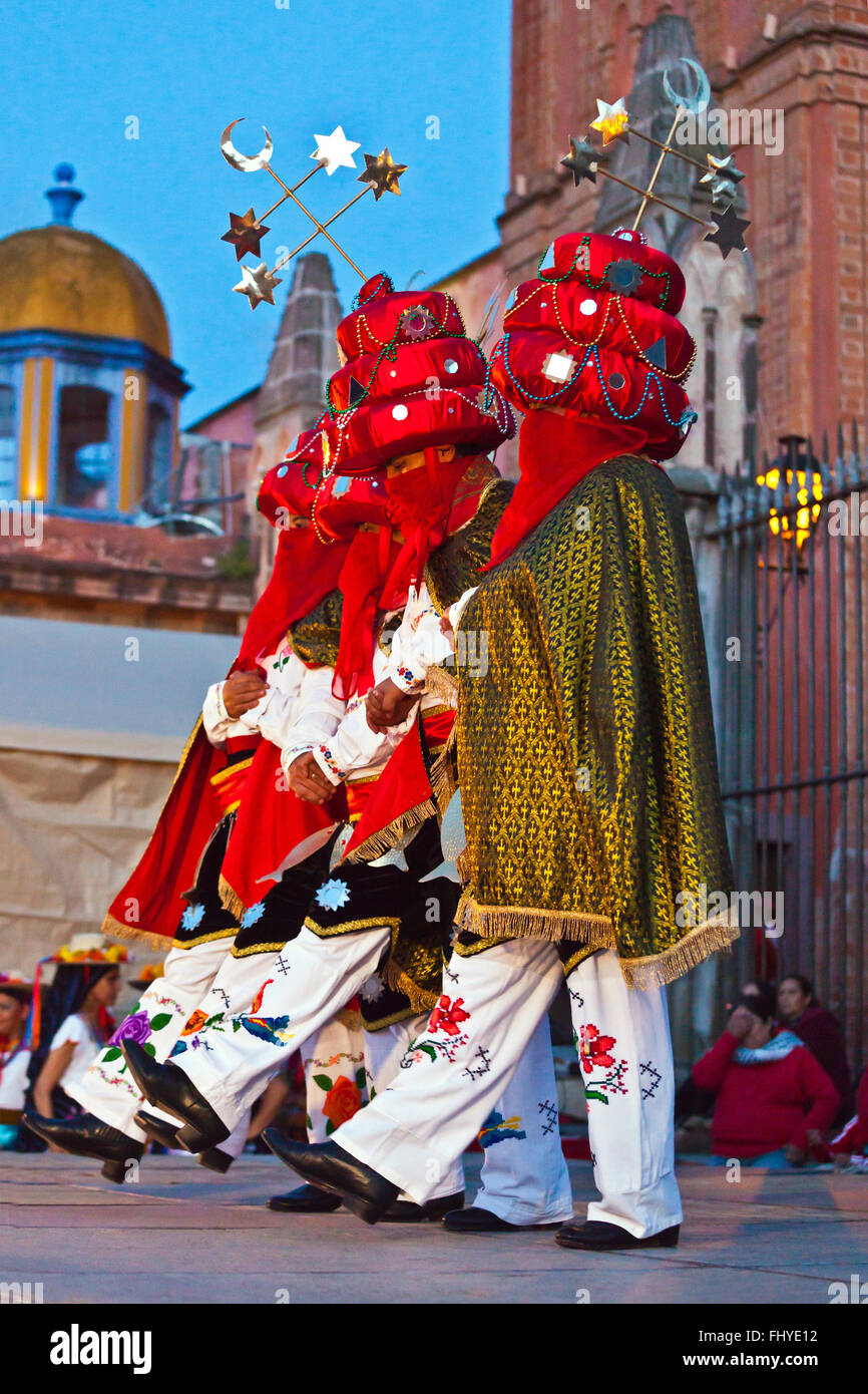 Tänzer im Jardin oder Central Square während der jährlichen FOLK DANCE FESTIVAL - SAN MIGUEL DE ALLENDE, Mexiko Stockfoto