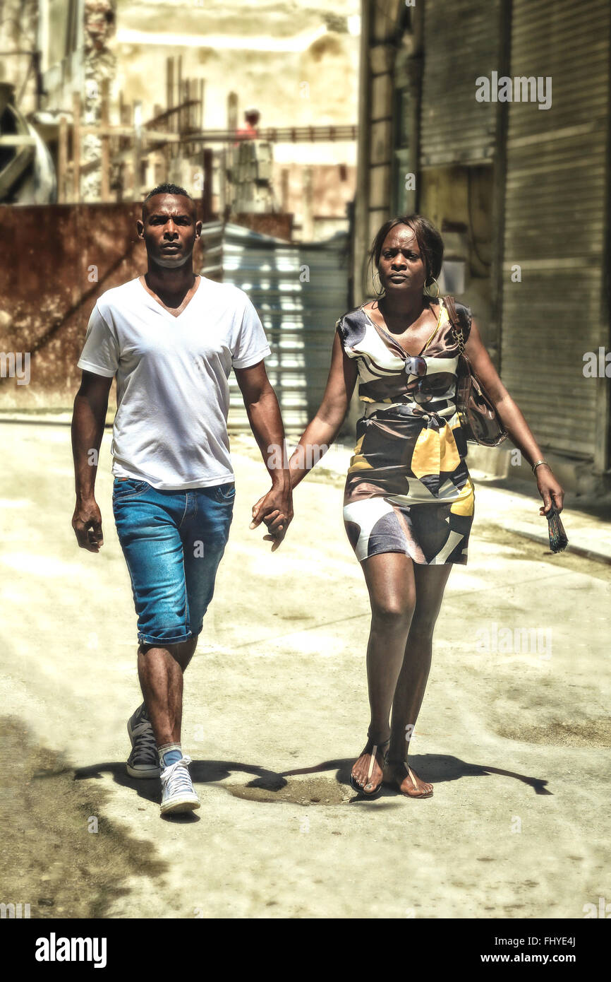 Liebhaber von Afro-kubanischen Mann und Frau zu Fuß auf der Straße von Alt-Havanna, Kuba Stockfoto