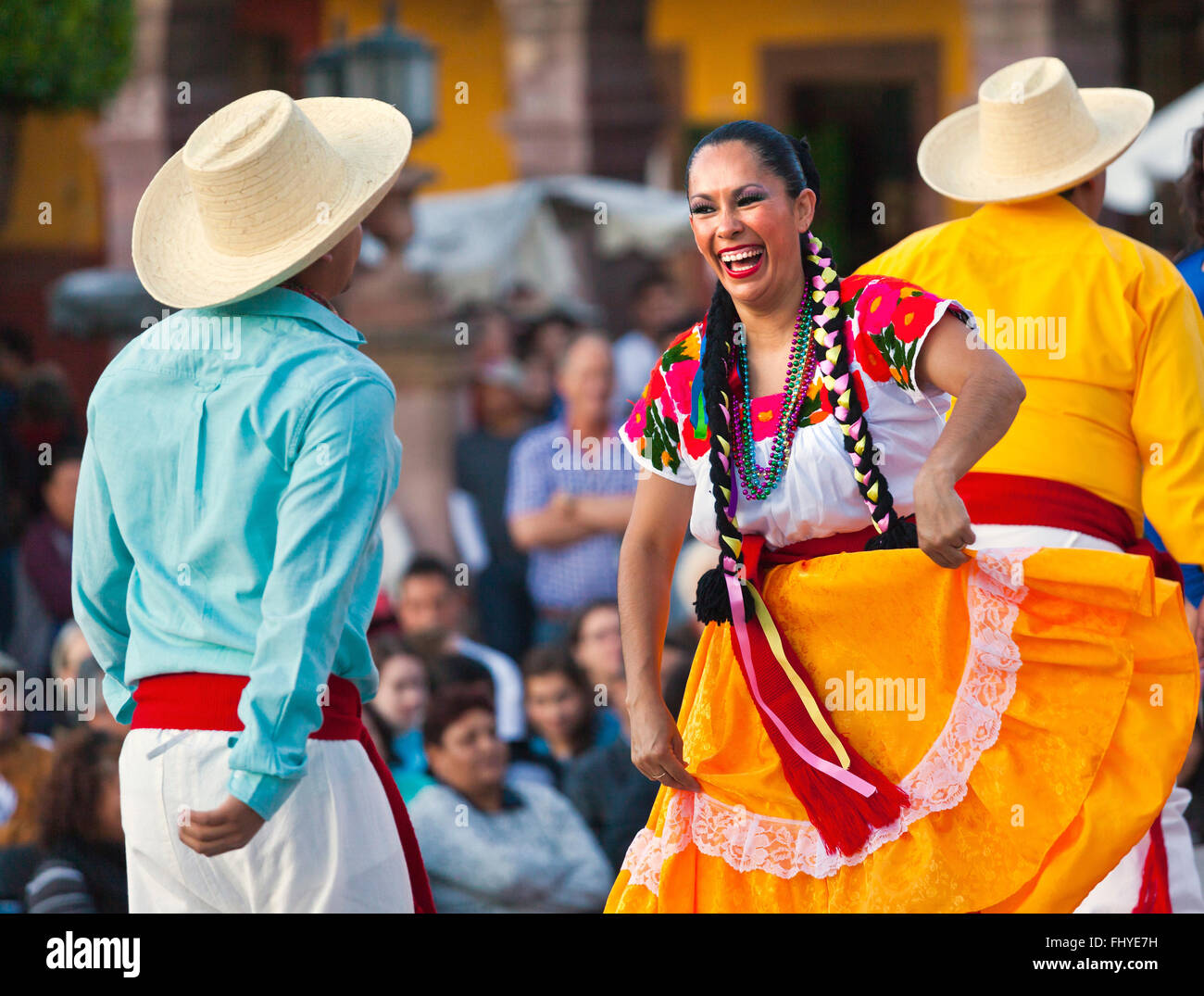 Tänzer im Jardin oder Central Square während der jährlichen FOLK DANCE FESTIVAL - SAN MIGUEL DE ALLENDE, Mexiko Stockfoto