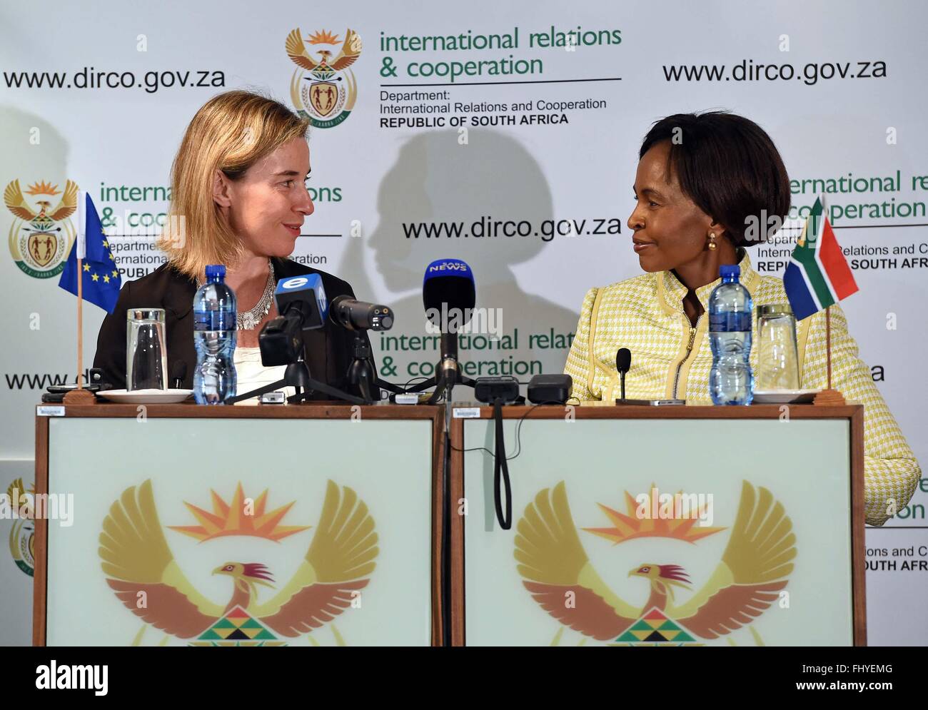 Pretoria, Südafrika. 26. Februar 2016. Südafrikanische Minister für internationale Beziehungen und Zusammenarbeit, Mait Nkoana-Mashabane (R) und die Hohe Vertreterin für Außen- und Sicherheitspolitik und Vizepräsidentin der Europäischen Kommission, Federica Mogherini, Teilnahme an einer gemeinsamen Pressekonferenz nach ihrem Treffen in Pretoria, Südafrika, am 26. Februar 2016. Südafrika und der Europäischen Union (EU) am Freitag versprochen, ihre strategische Partnerschaft bei der Verfolgung ihrer vorteilhaften Interessen zu verbessern.? Bildnachweis: DIRCO/Jacoline Schoonees/Xinhua/Alamy Live-Nachrichten Stockfoto