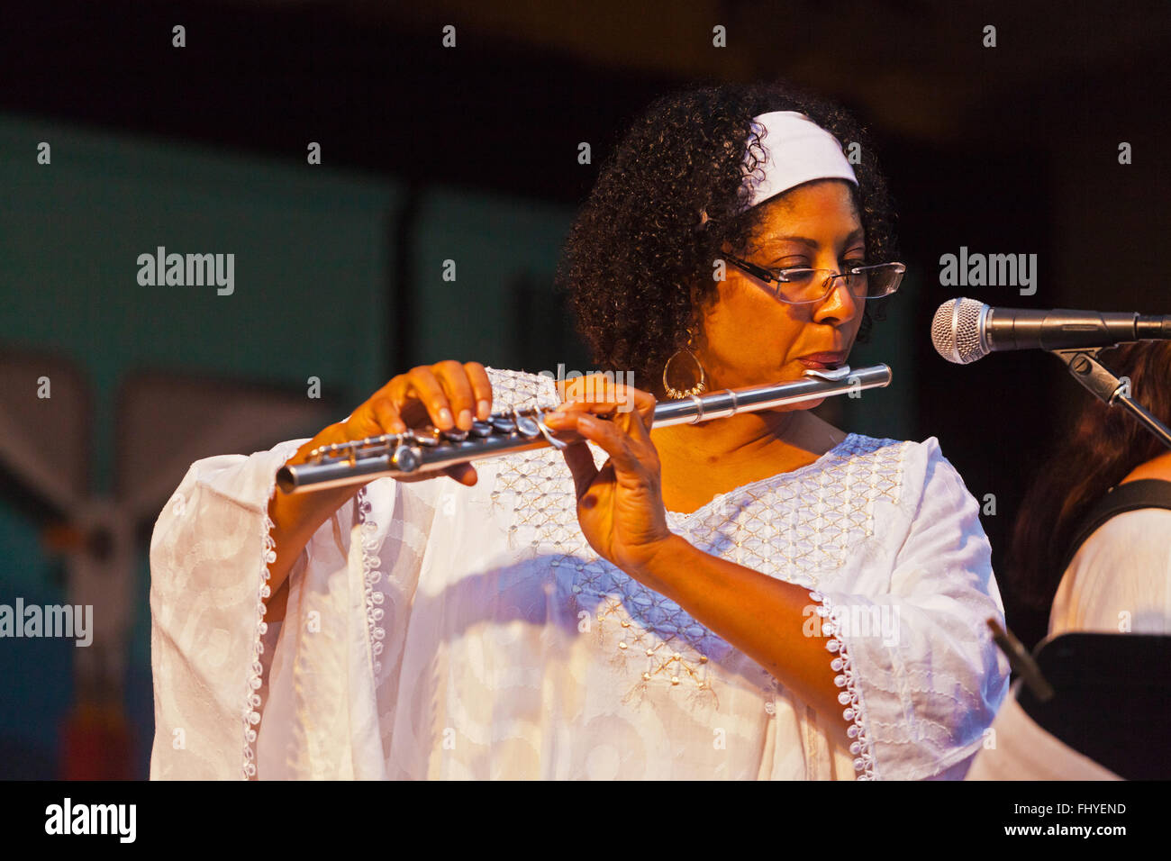 ANNE STAFFORD spielt Querflöte mit SAMBADA auf der Garten-Bühne des MONTEREY JAZZ FESTIVAL Stockfoto