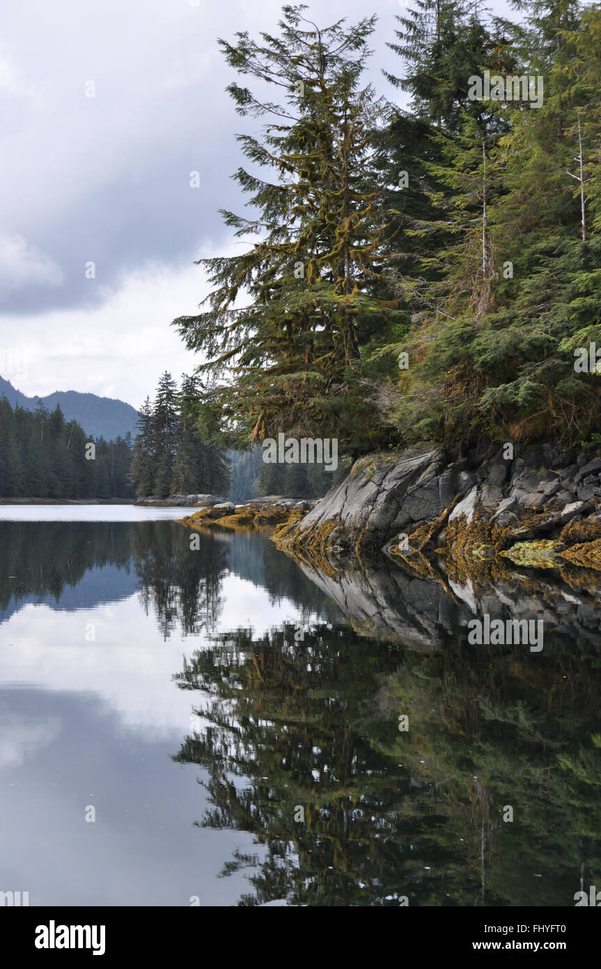 Kanu-Passage-Reflexion in Südost-Alaska Stockfoto