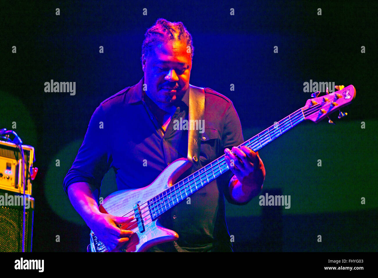 JAMES GENUS spielt Gitarre für HERBIE HANCOCK auf der Hauptbühne des MONTEREY JAZZ FESTIVAL Stockfoto