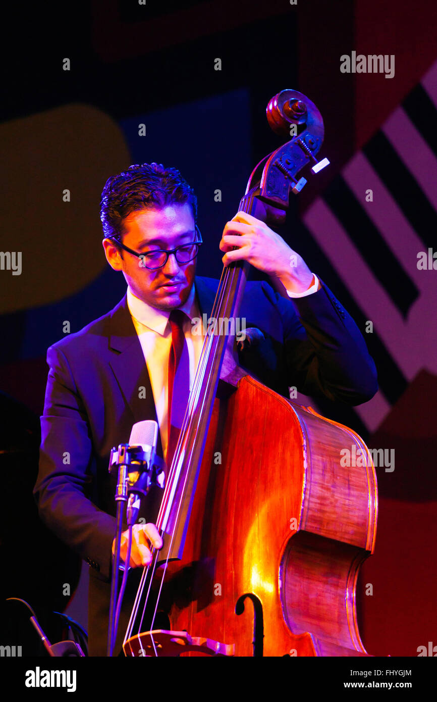 DAVID WONG spielt Basis für das ARRON DIEHL-Quartett auf der Hauptbühne - MONTEREY JAZZ FESTIVAL Stockfoto