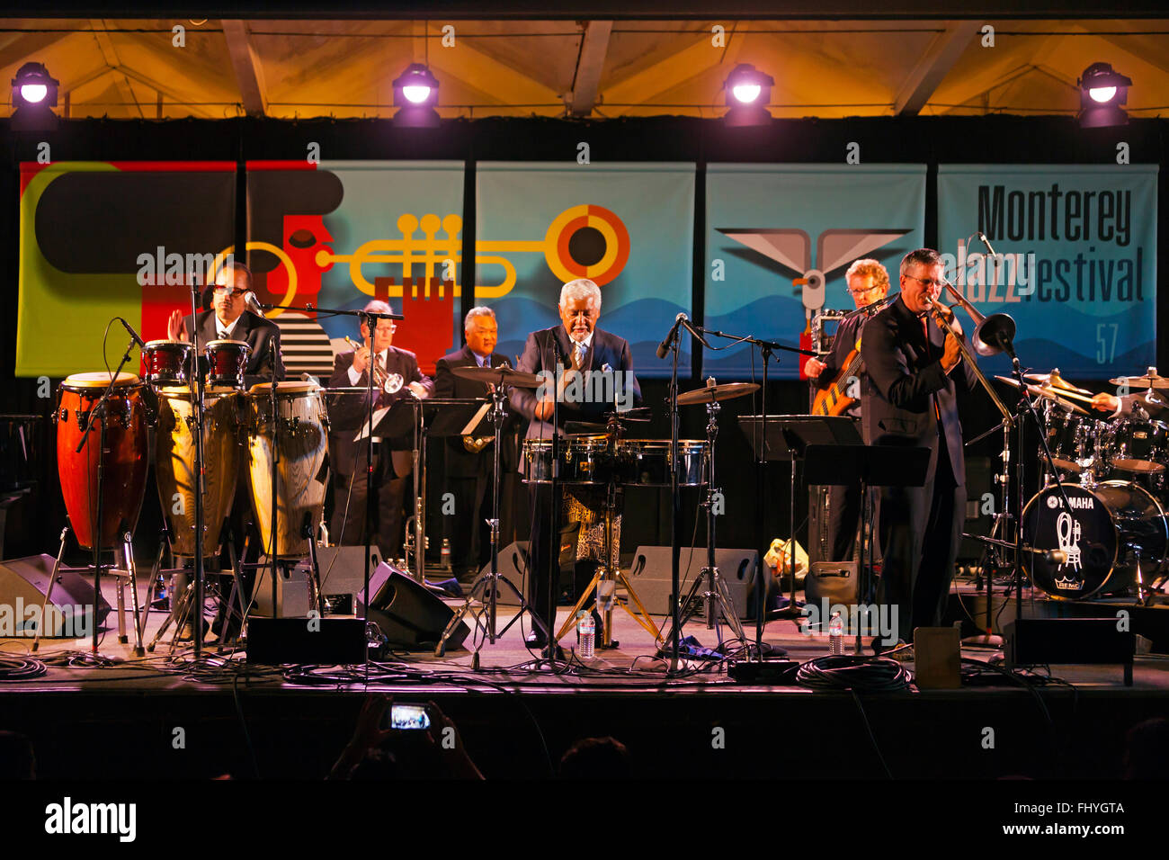 PETE ESCOVEDO Orchester preform auf der Garten-Bühne auf dem MONTEREY JAZZ FESTIVAL Stockfoto