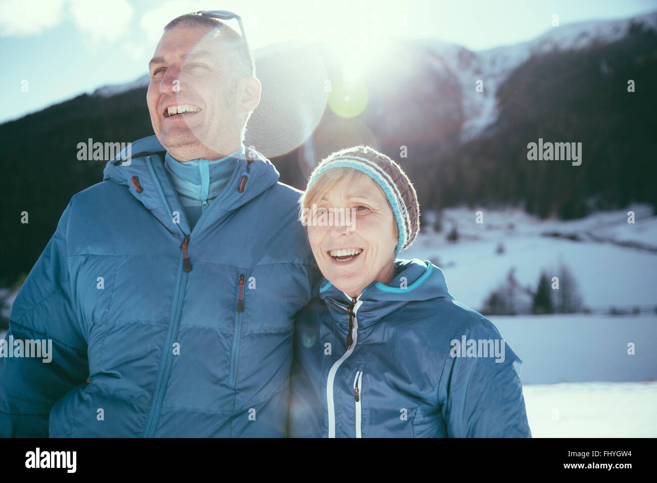 Italien, Val Venosta, Slingia, gerne älteres Paar in Winterlandschaft Stockfoto