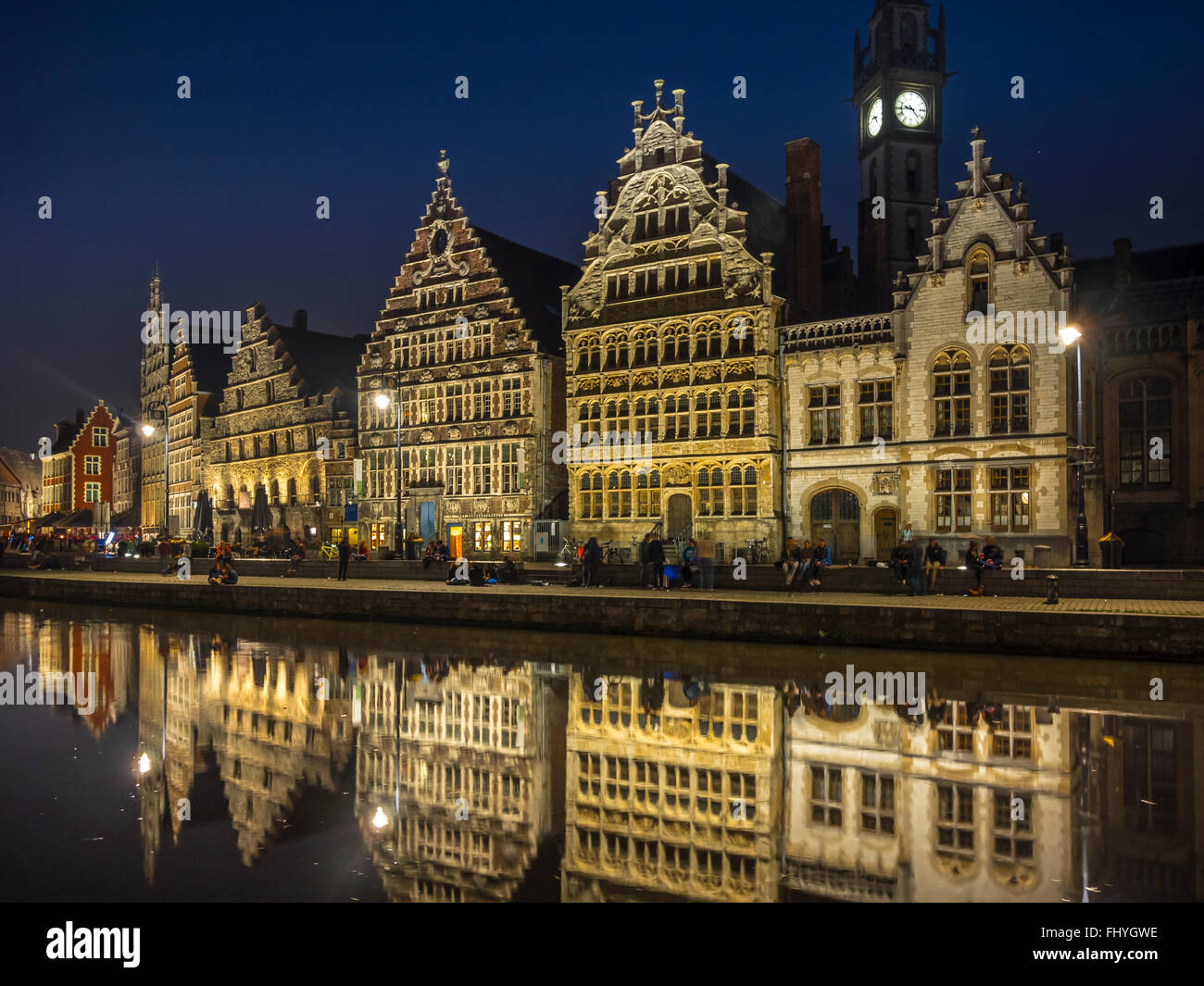 Belgien, Gent, Promenade am Graslei mit historischen Häusern in der Nacht Stockfoto
