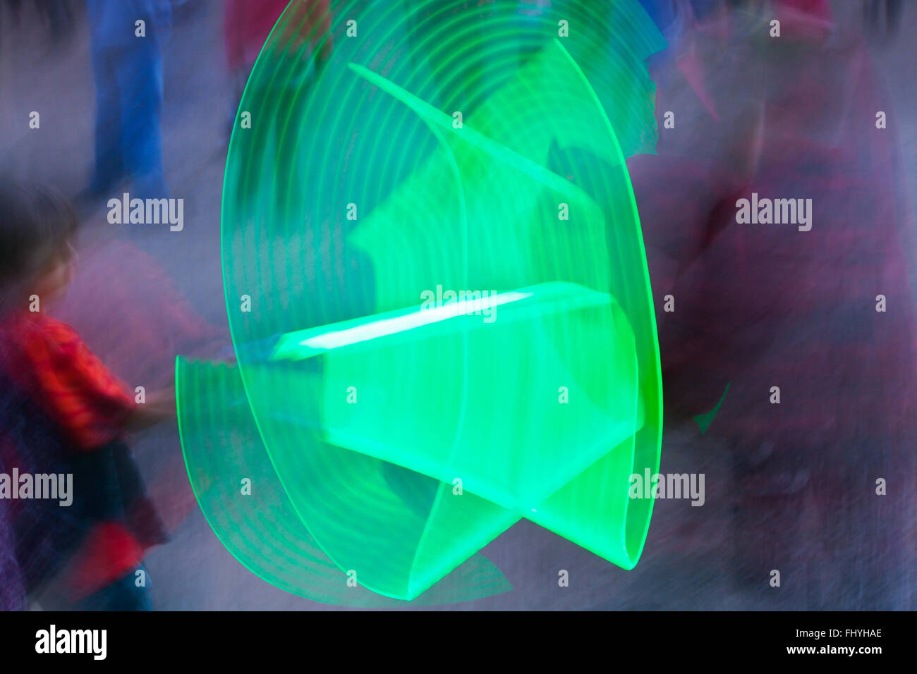 Kinder spielen mit Licht Säbel an den vier Ecken FOLK FESTIVAL 2014 - COLORADO Stockfoto